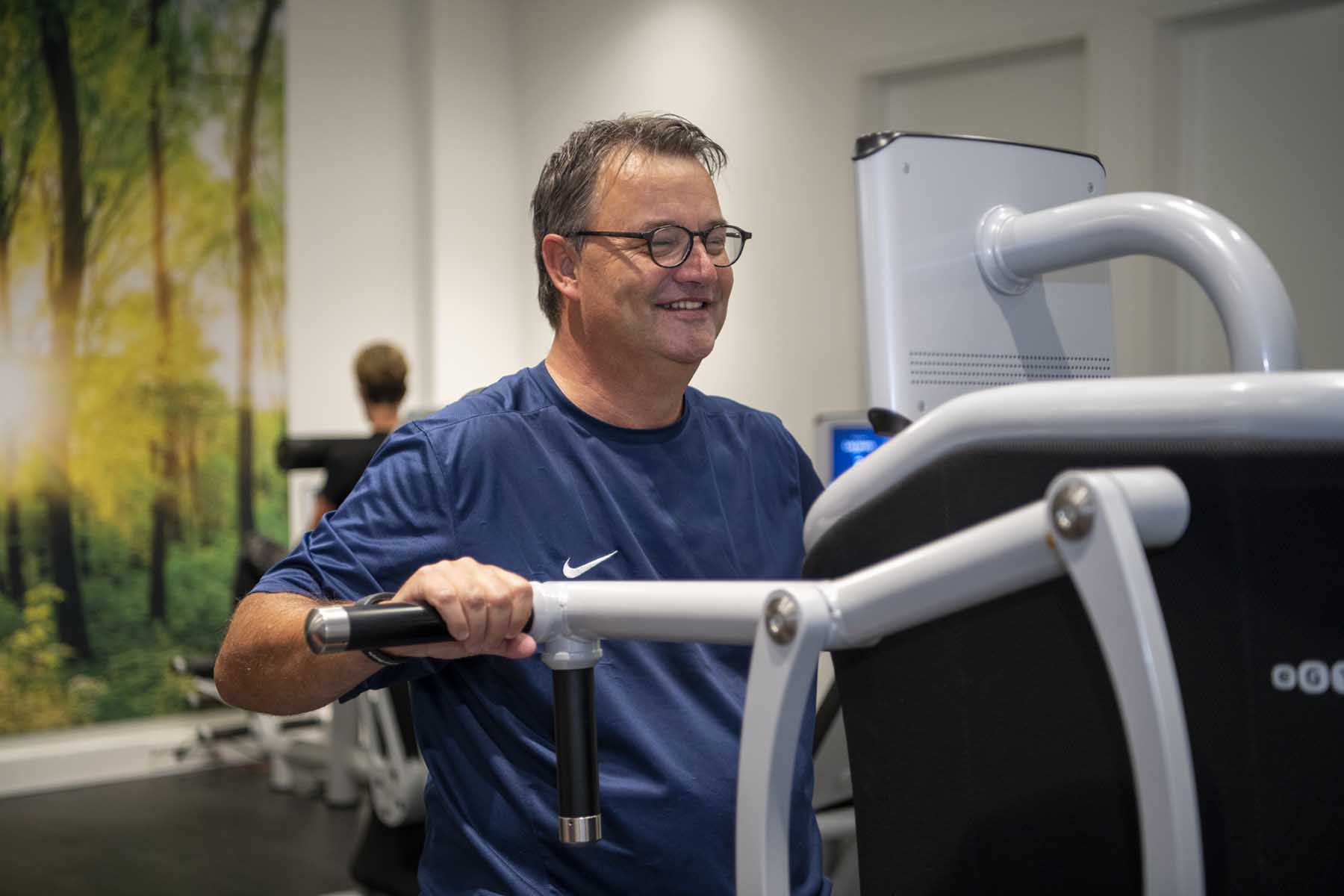 Jan traint bij E-gym fysiotherapie Paans