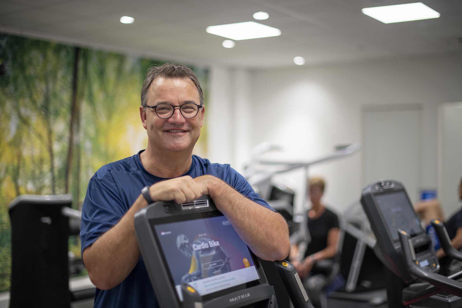 Jan traint bij E-gym fysiotherapie Paans