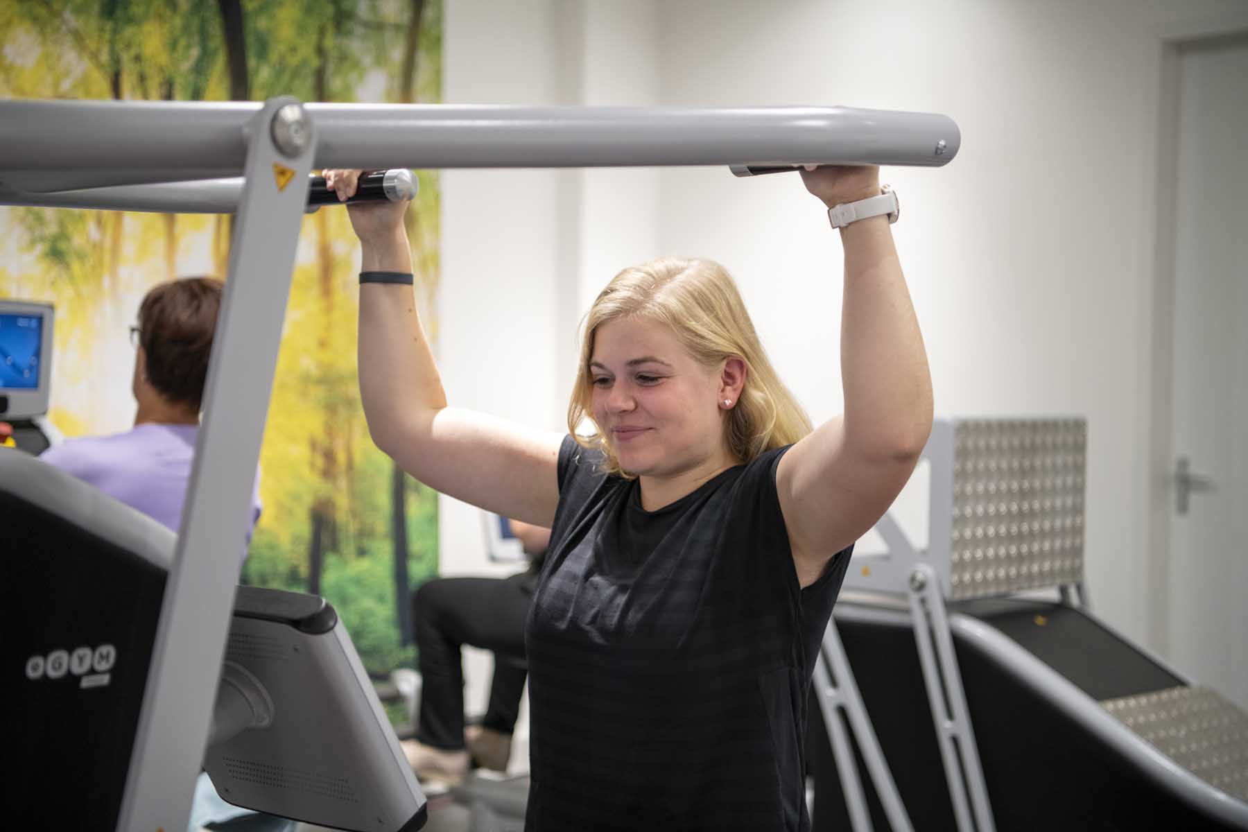 Marieke bezig met work-out in E-gym fysio Paans