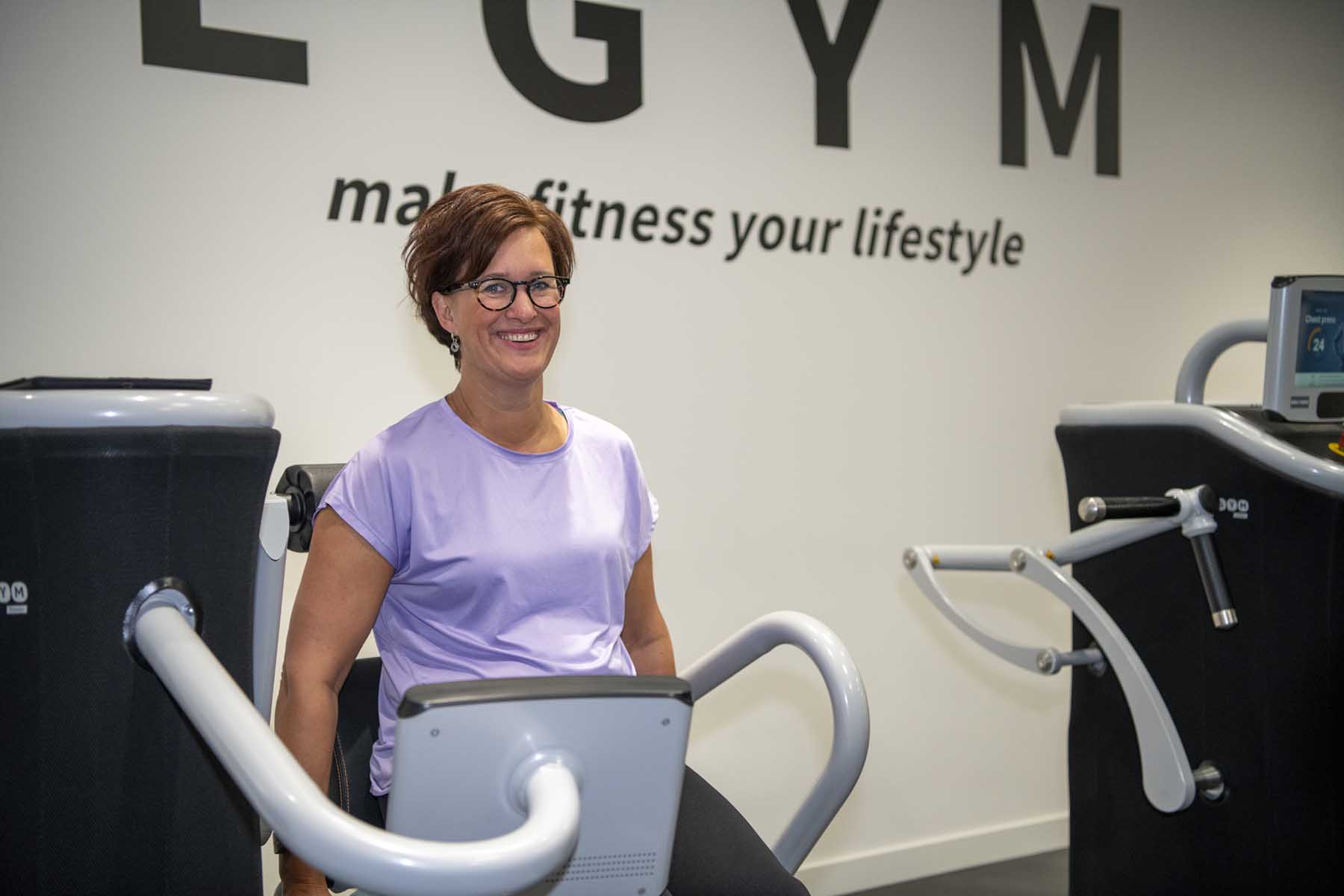 Martine traint bij E-gym fysio Paans